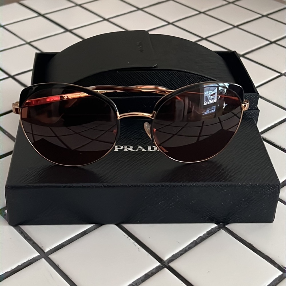 Prada sunglasses - Picture 2 of 5